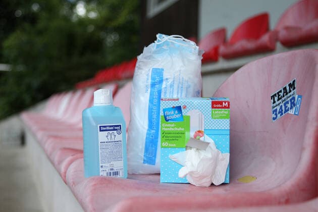Soccer in the Coronacrise, Amateur soccer in the Coronacrise, Soccer and hygiene rules, Closed sports facility, Symbol picture Soccer in the Coronacrise, Wandsbek Hamburg