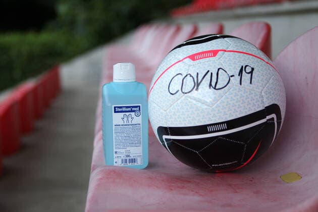 Soccer in the Coronacrise, Amateur soccer in the Coronacrise, Soccer and hygiene rules, Closed sports facility, Symbol picture Soccer in the Coronacrise, Wandsbek Hamburg