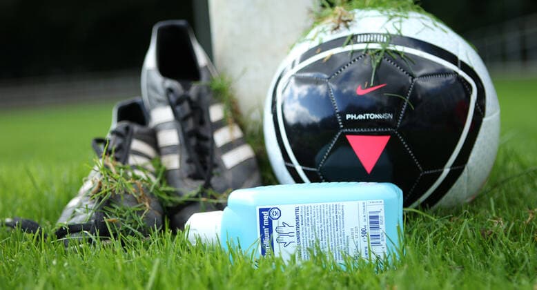 Soccer in the Coronacrise, Amateur soccer in the Coronacrise, Soccer and hygiene rules, Closed sports facility, Symbol picture Soccer in the Coronacrise, Wandsbek Hamburg
