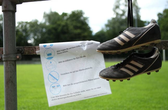 Soccer in the Coronacrise, Amateur soccer in the Coronacrise, Soccer and hygiene rules, Closed sports facility, Symbol picture Soccer in the Coronacrise, Wandsbek Hamburg