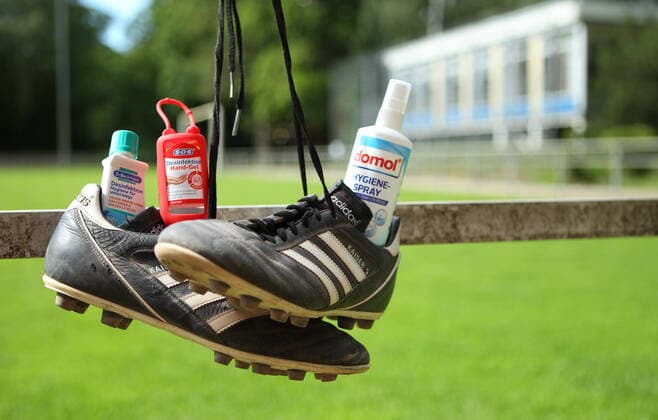 Soccer in the Coronacrise, Amateur soccer in the Coronacrise, Soccer and hygiene rules, Closed sports facility, Symbol picture Soccer in the Coronacrise, Wandsbek Hamburg