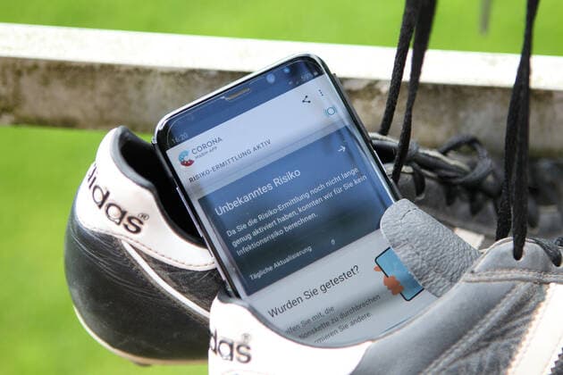 Football in the Corona Crisis, Amateur Football in the Corona Crisis, Football and Hygiene Rules, Restricted Sports Facilities, Symbol Picture Football in the Corona Crisis, Corona Warn App, Wandsbek Hamburg