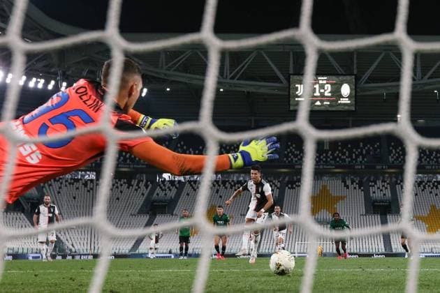 Bilder des Jahres 2020, Sport 07 Juli Sport Themen der Woche KW28 Sport Bilder des Tages Fußball, Juventus Turin - Atalanta Bergamo Portuguese striker Cristiano Ronaldo of Juventus scores his second penalty to level the tie at 2-2 during the Serie A match at Allianz Stadium, Turin. Picture date: 11th July 2020. Picture credit should read: Jonathan Moscrop Sportimage EDITORIAL USE ONLY. No use with unauthorised audio, video, data, fixture lists, club league logos or live services. Online in-match use limited to 120 images, no video emulation. No use in betting, games or single club league player publications. SPI-0591-0021