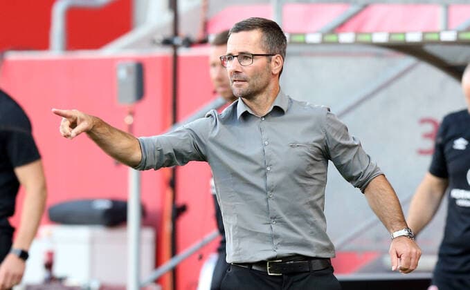 11 07 2020 Football Season 2019 2020 Relegation Return 2 Football Bundesliga 3 League FC Ingolstadt 04 Schanzer 1 FC Nürnberg FCN Club Sportfoto Zink Daniel Marr DFL DFB regulations prohibit any use of photographs as image sequences and or quasi video only for editorial use Michael Wiesinger Coach Head Coach Coach Interim Coach 1 FC Nürnberg FCN shows on gesticulated conducts gives instructions