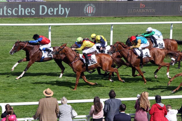 Bilder des Jahres 2020, Sport 07 Juli Sport Themen der Woche KW28 Sport Bilder des Tages 12.07.2020, Hamburg, Hansestadt-Hamburg, GER - In Swoop mit Ronan Thomas gewinnt das IDEE 151. Deutsche Derby. Galopprennbahn Hamburg-Horn. () 200712D839HAMBURG.JPG *** 12 07 2020, Hamburg, Hanseatic City of Hamburg, GER In Swoop with Ronan Thomas wins the IDEE 151 German Derby Racecourse Hamburg Horn 200712D839HAMBURG JPG