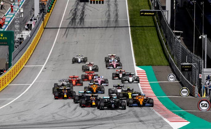 Motorsports: FIA Formula One World Championship, WM, Weltmeisterschaft 2020, Grand Prix of Styria, Start, 44 Lewis Hamilton (GBR, Mercedes-AMG Petronas Formula One Team), 33 Max Verstappen (NLD, Aston Martin Red Bull Racing), 55 Carlos Sainz (ESP, McLaren F1 Team), Spielberg Austria