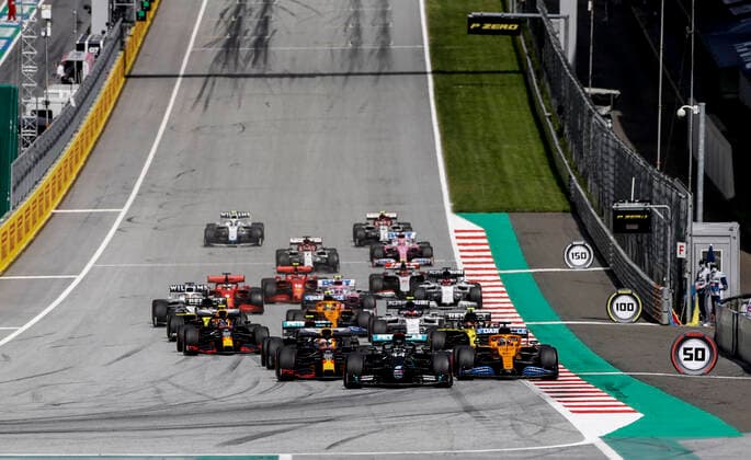 Motorsports: FIA Formula One World Championship, WM, Weltmeisterschaft 2020, Grand Prix of Styria, Start, 44 Lewis Hamilton (GBR, Mercedes-AMG Petronas Formula One Team), 33 Max Verstappen (NLD, Aston Martin Red Bull Racing), 55 Carlos Sainz (ESP, McLaren F1 Team), Spielberg Austria