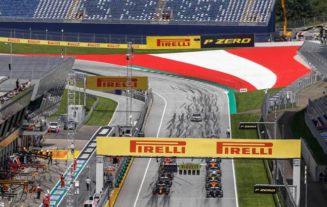 Motorsports: FIA Formula One World Championship, WM, Weltmeisterschaft 2020, Grand Prix of Styria, Start, 44 Lewis Hamilton (GBR, Mercedes-AMG Petronas Formula One Team), 33 Max Verstappen (NLD, Aston Martin Red Bull Racing), 55 Carlos Sainz (ESP, McLaren F1 Team), 77 Valtteri Bottas (FIN, Mercedes-AMG Petronas Formula One Team), Spielberg Austria