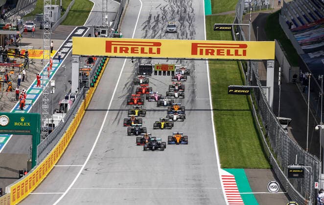 Motorsports: FIA Formula One World Championship, WM, Weltmeisterschaft 2020, Grand Prix of Styria, Start, 44 Lewis Hamilton (GBR, Mercedes-AMG Petronas Formula One Team), 33 Max Verstappen (NLD, Aston Martin Red Bull Racing), 55 Carlos Sainz (ESP, McLaren F1 Team), 77 Valtteri Bottas (FIN, Mercedes-AMG Petronas Formula One Team), Spielberg Austria