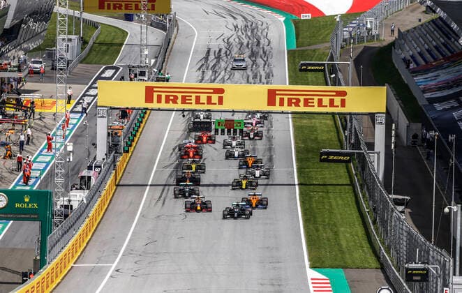 Motorsports: FIA Formula One World Championship, WM, Weltmeisterschaft 2020, Grand Prix of Styria, Start, 44 Lewis Hamilton (GBR, Mercedes-AMG Petronas Formula One Team), 33 Max Verstappen (NLD, Aston Martin Red Bull Racing), 55 Carlos Sainz (ESP, McLaren F1 Team), 77 Valtteri Bottas (FIN, Mercedes-AMG Petronas Formula One Team), Spielberg Austria