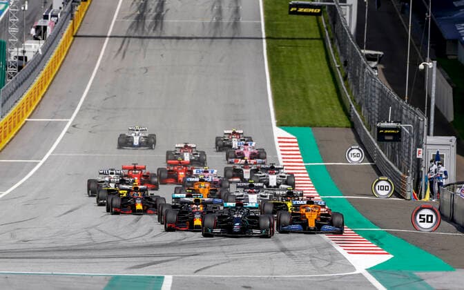 Motorsports: FIA Formula One World Championship, WM, Weltmeisterschaft 2020, Grand Prix of Styria, Start, 44 Lewis Hamilton (GBR, Mercedes-AMG Petronas Formula One Team), 33 Max Verstappen (NLD, Aston Martin Red Bull Racing), 55 Carlos Sainz (ESP, McLaren F1 Team), 77 Valtteri Bottas (FIN, Mercedes-AMG Petronas Formula One Team), Spielberg Austria