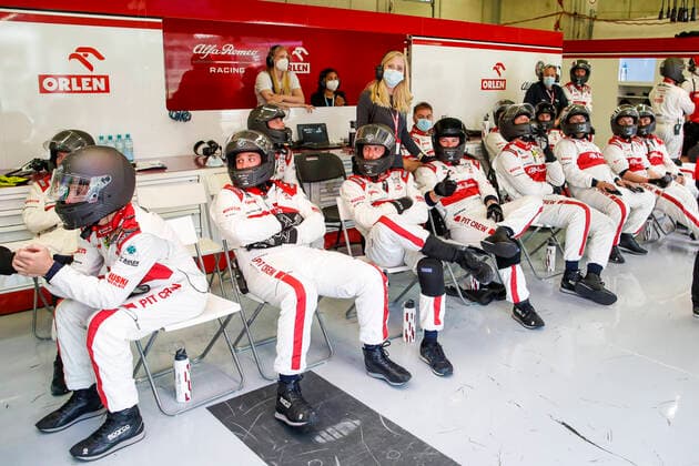 Motorsports: FIA Formula One World Championship, WM, Weltmeisterschaft 2020, Grand Prix of Styria, Mechanic of Alfa Romeo Racing ORLEN Spielberg Austria