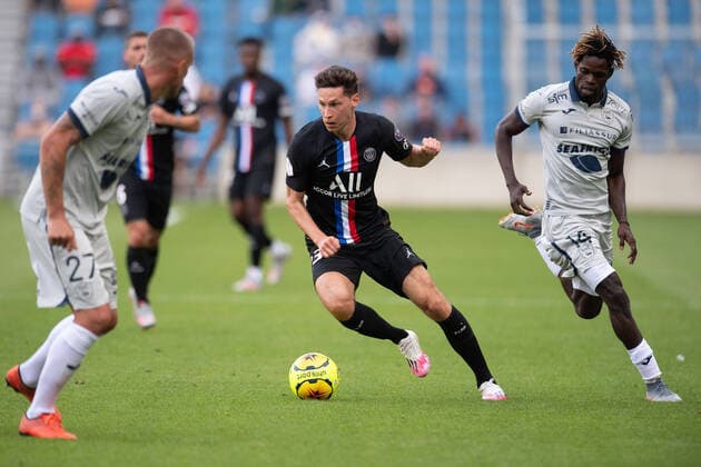 Bilder des Jahres 2020, Sport 07 Juli Sport Themen der Woche KW28 Sport Bilder des Tages (200713) -- LE HAVRE, July 13, 2020 -- Julian Draxler (front C) of Paris Saint Germain in action during a friendly football match between Paris Saint Germain and Le Havre at the Ocean Stadium in Le Havre, France, July 12, 2020. Spectators return to the statdium for the first time since the season was interrupted due to the COVID-19 pandemic in March. France, which gradually eased national lockdown from May 11, entered a new phase of de-confinement on June 22. Cinemas and casinos will resume activities and sports event attracting no more than 5,000 people will be allowed. (Photo by Jack Chan Xinhua) (SP)FRANCE-LE HAVRE-FOOTBALL-FRIENDLY MATCH-PSG VS LE HAVRE-SPECTATORS JiexKe¡¤chen 