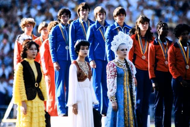 GOEHR Marlis DDR 1.Platz 4 x 100m Staffel mit MUELLER Romy , WOECKEL Baerbel und AUERSWALD Ingrid bei der Siegerehrung Olympische Sommerspiele 1980 in Moskau am 01. August1980 in Moskau *** GOEHR Marlis DDR 1 place 4 x 100m relay with MUELLER Romy, WOECKEL Baerbel and AUERSWALD Ingrid at the award ceremony of the Olympic Summer Games 1980 in Moscow on 01 August1980 in Moscow