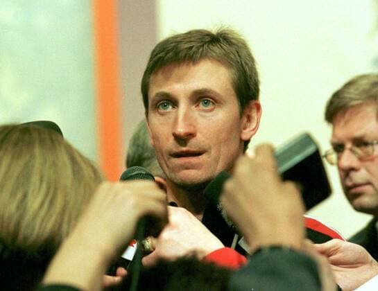 980210 Winter Olympics 1998, Ice hockey, Eishockey Wayne Gretzky of Canada talks to the media when arriving at The Winter Olympic Games, Olympische Spiele, Olympia, OS on February 10, 1998 in Nagano, Japan. BILDBYRAN  Copyright: PETERxKRÜGER BB980210PK006