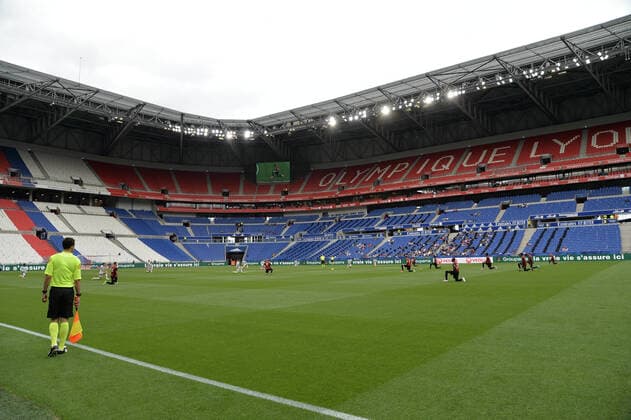 Les joueurs mettent un genou a terre (nice) vs (celtic) FOOTBALL : OGC Nice vs Celtic FC - Trophee Veolia - 16 07 2020 FredericChambert Panoramic 