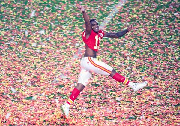 SUPER BALLET: February 2, 2020, Miami Gardens, Florida, USA: Kansas City Chiefs Wide Receiver DEMARCUS ROBINSON (11) jumps on the confetti as he celebrates winning the NFL, American Football Herren, USA Super Bowl LIV game against the San Francisco 49ers at the Hard Rock Stadium in Miami Gardens, FL. Miami Gardens USA - ZUMAi88_ 20200202_d59_i88_098 Copyright: xDougxMurrayx