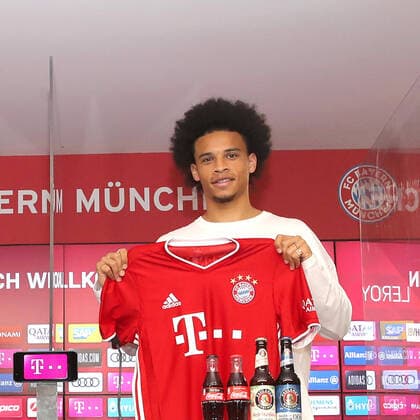 Bilder des Jahres 2020, Sport 07 Juli Sport Themen der Woche KW30 Sport Bilder des Tages 1.Bundesliga, Saison 2020 2021,Pressekonferenz, PK, FC Bayern München Vorstellung Leroy Sane, Leroy Sane mit FC Bayern München Trikot, 23.07.2020, München, *** 1 Bundesliga, Season 2020 2021,Press conference, PK, FC Bayern Munich Presentation Leroy Sane, Leroy Sane with FC Bayern Munich Shirt, 23 07 2020, Munich,
