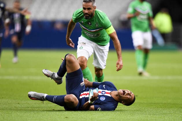 Bilder des Jahres 2020, Sport 07 Juli Sport Themen der Woche KW30 Sport Bilder des Tages 07 KYLIAN MBAPPE (PSG) - FAUTE - BLESSURE FOOTBALL : Paris SG vs Saint Etienne - Coupe de France - Finale - 24 07 2020 FEP Panoramic 