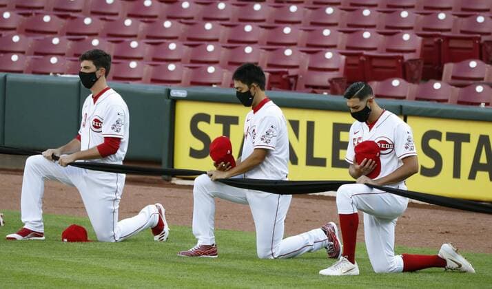Bilder des Jahres 2020, Sport 07 Juli Sport Themen der Woche KW30 Baseball: Reds v Tigers Cincinnati Reds rookie Shogo Akiyama (C) and teammates kneel in solidarity with the Black Lives Matter movement ahead of the club s 2020 season opener against the Detroit Tigers on July 24, 2020, in Cincinnati, Ohio. Major league baseball opened the previous day about four months behind schedule due to the coronavirus pandemic. 