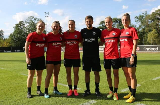 25 07 2020, xcex, GER, Frankfurt am Main, Deutsche Bank Park, Womens Football, 1 Bundesliga, DIE LIGA, FLYERALARM Womens Bundesliga Season 2020 2021, Eintracht Frankfurt Women I Training kick-off for the new season formerly 1 FFC Frankfurt Newcomers Madeleine Steck, Leonie Koester, Lara Prasnikar, Trainer Niko Arnautis, Merle Frohms, Virginia Kirchberger v l n r DFL regulations prohibit any use of photographs as image sequences and or quasi video