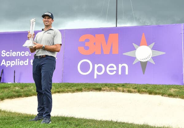 Bilder des Jahres 2020, Sport 07 Juli Sport Themen der Woche KW30 Sport Bilder des Tages July 26, 2020, Blaine, MN, USA: BLAINE, MN - JULY 26: Michael Thompson holds the trophy he was presented for winning the 3M Open golf tournament at TPC Twin Cities in Blaine, Minnesota, on July 26, 2020.( Icon Sportswire) Blaine USA - ZUMAi88_ 20200726_zaf_i88_030 Copyright: xNickxWosikax