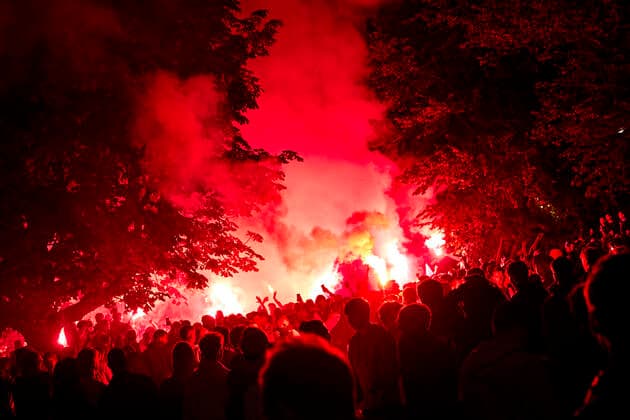 Bilder des Jahres 2020, Sport 07 Juli Sport Themen der Woche KW30 Sport Bilder des Tages AGF fans fejrer bronzemedaljerne med fyrvaerkeri paa Raadhuspladsen i Aarhus, soendag den 26. juli 2020. AGF vinder sine foerste medaljer i 23 aar. Det blev til bronze, efter det soendag blev til et 0-1-nederlag til Broendby i sidste runde af mesterskabsspillet af Superligaen.. , Aarhus  Copyright: Copyrightx x2020xMikkelxBergxPedersen.xAllxrightsxreserverdxaccordingxtoxDanishxlaw.xForxmorexinformationxorxtoxbuyxthisximage, MikkelxBergxPedersenx cop106 spdk20200727-011813-L