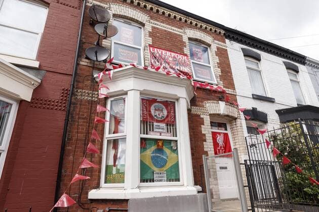 A house is decorated in Liverpool paraphernalia near a new mural depicting Liverpool captain Jordan Henderson lifting the Premier League trophy near Anfield Stadium on July 26th 2020 in Liverpool, United Kingdom. Where: Liverpool, Merseyside, United Kingdom When: 26 Jul 2020 Credit: Daniel phcimages Cover Images **NOT AVAILABLE FOR PUBLICATION IN UK NEWSPAPERS** Copyright: xDaniel phcimages CoverxImagesx 40739018 EDITORIAL USE ONLY. RESTRICTED TO NEWSPAPERS BASED IN THE UK