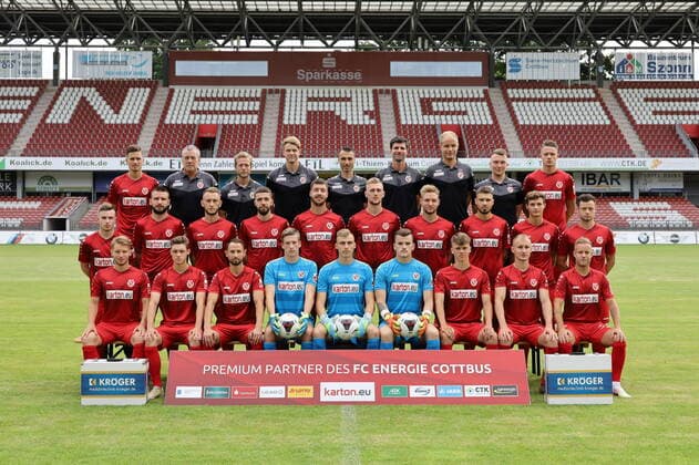 FC Energie Cottbus Regionalliga Nordost Poträttermin 2020 2021 Team photo, back row from the left Axel Borgmann, team manager Andrà Rohbock, athletics coach Tim Schneider, goalkeeping coach Anton Wittmann, head coach Sebastian Abt, co-coach Tim Kruse, sports director Sebastian König, video analyst Tobias Röder, Tobias Eisenhuth middle row from the left Iven Löffler, Adrian Jarosch, Jan Koch, Dominik Pelivan, Patrick Storb, Nils Stettin, Felix Brügmann, Niclas Erlbeck, Jeremy Postelt, Janik Mäder Front row from left Florian Brügmann, Marcel Hoppe, Max Kremer, Elias Bethke, Toni Stahl, Tim Stawecki, Niklas Geisler, Tobias Hasse, Rico Gladrow Felix Geisler, physiotherapist Bastian Rost FC Energie Cottbus Regionalliga Nordost Poträttermin 2020 2021
