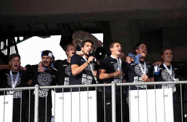 The team shows itself with the championship bowl to the fans who celebrate in front of the stadium, goalkeeper Stefan ORTEGA BI gives the Vorsaenger Fussball 2 Bundesliga, 34 matchday, DSC Arminia Bielefeld BI 1 FC Heidenheim HDH , on 28 06 2020 in Bielefeld Germany DFL regulations prohibit any use of photographs as image sequences and or quasi video Â
