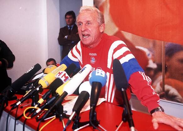 Giovanni Trapattoni Pressekonferenz am 10.03.98 Bayern Trainer Giovanni Trapattoni bei seiner legendären Pressekonferenz am 10.März 1998 im Bayern Pressestüberl auf dem Trainingsgelände an der Säbener Str. in München. Zitate: ... schlecht wie Flasche leer , ...viele nette Kollega , Struuunz... , ...kaufe nicht diese Spieler und habe fertig. , TE100398Trapattoni04HR.jpg, Muenchen Bayern Deutschland *** Giovanni Trapattoni press conference on 10 03 98 Bayern coach Giovanni Trapattoni at his legendary press conference on 10 March 1998 in the Bayern Pressestüberl on the training ground on Säbener Str in Munich quotes bad as empty bottle , many nice colleague , Struuunz , do not buy these players and have finished , TE100398Trapattoni04HR jpg, Munich Bayern Germany , Copyright: xThomasxExlerx