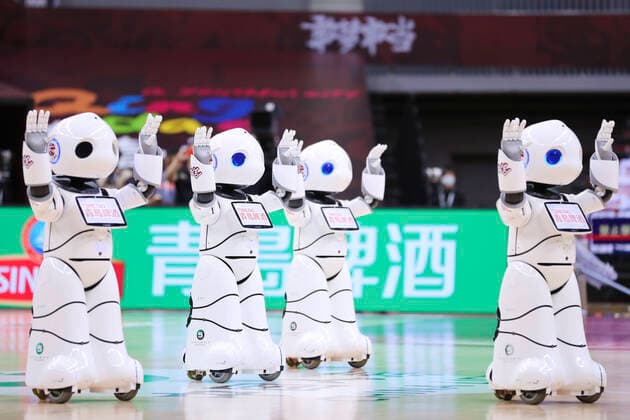 Bilder des Jahres 2020, Sport 07 Juli Sport Themen der Woche KW31 Sport Bilder des Tages QINGDAO, CHINA - JULY 31: Robots dance during 2019 2020 Chinese Basketball Association (CBA) League match between Zhejiang Lions and Fujian Sturgeons at Guoxin Gymnasium on July 31, 2020 in Qingdao, Shandong Province of China.  Copyright: xVCGx CFP111293526877 
