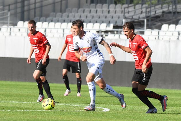 Fußball, Testspiel, Stade Rennes - SCO Angers Pierrick CAPELLE (Angers SCO), Adrien Hunou (Rennes), Benjamin Bourigeaud (Rennes) FOOTBALL : Stade Rennais vs Angers SCO - Match amical - 01 08 2020 RonanHoussin Panoramic 