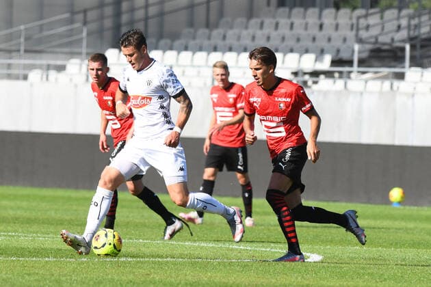 Fußball, Testspiel, Stade Rennes - SCO Angers Pierrick CAPELLE (Angers SCO), Adrien Hunou (Rennes) FOOTBALL : Stade Rennais vs Angers SCO - Match amical - 01 08 2020 RonanHoussin Panoramic 