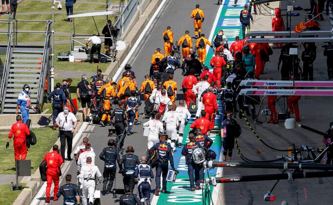 Motorsports FIA Formula One World Championship 2020, Grand Prix of Great Britain, Mechanic in pitlane Silverstone Great Britain