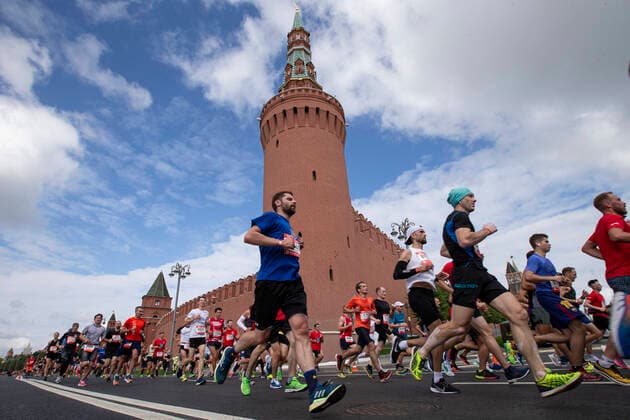 Bilder des Jahres 2020, Sport 08 August Sport Themen der Woche KW31 Sport Bilder des Tages (200803) -- BEIJING, Aug. 3, 2020 -- Runners compete during the Moscow Half Marathon in Moscow, Russia on Aug. 2, 2020. (Photo by Xinhua) XINHUA PHOTOS OF THE DAY AlexanderxZemlianichenkoxJr 