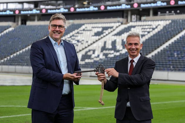 Bilder des Jahres 2020, Sport 08 August Sport Themen der Woche KW32 Sport Bilder des Tages 03.08.2020, xmkx, Fussball 1.Bundesliga, Eintracht Frankfurt - offizielle Stadionuebergabe Deutsche Bank Park emspor, v.l. Axel Hellmann (Vorstand Eintracht Frankfurt), Oberbuergermeister Peter Feldmann (DFL DFB REGULATIONS PROHIBIT ANY USE OF PHOTOGRAPHS as IMAGE SEQUENCES and or QUASI-VIDEO) Frankfurt am Main *** 03 08 2020, xmkx, Soccer 1 Bundesliga, Eintracht Frankfurt official handover of the stadium Deutsche Bank Park emspor, from l Axel Hellmann Board member Eintracht Frankfurt , Lord Mayor Peter Feldmann DFL DFB REGULATIONS PROHIBIT ANY USE OF PHOTOGRAPHS as IMAGE SEQUENCES and or QUASI VIDEO Frankfurt am Main
