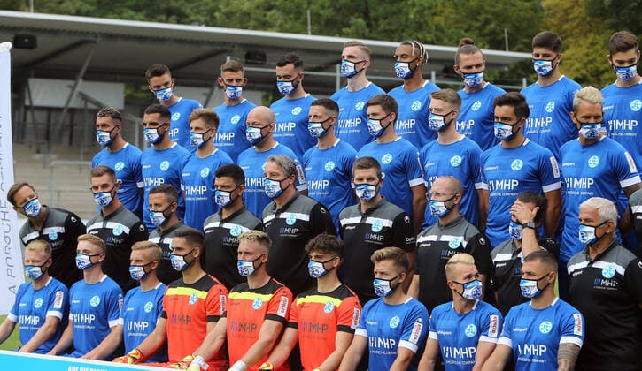 03 08 20 Stuttgarter Kickers Photo session Germany, Stuttgart, 03 08 2020, Football, Oberliga BW, Season 2020 2021, Photo session, Stuttgarter Kickers players with respirators at the team photo