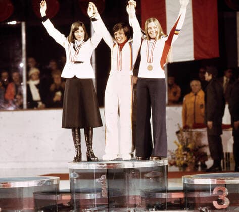 02.02.76 Olympia Innsbruck Österreich, Innsbruck, 02.02.1976, Winter Olympia 1976 in Innsbruck: Siegerehrung Abfahrt v.l. Brigitte Totschnig (Österreich), Rosi Mittermaier (BRD), Cynthia Nelson (USA). *** 02 02 76 Olympia Innsbruck Austria, Innsbruck, 02 02 1976, Winter Olympia 1976 in Innsbruck Award ceremony Downhill from Brigitte Totschnig Austria , Rosi Mittermaier BRD , Cynthia Nelson USA