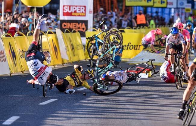 Bilder des Jahres 2020, Sport 08 August Sport Themen der Woche KW32 Sport Bilder des Tages 2020.08.05 Katowice Kolarstwo Szosowe Tour De Pologne 2020 Etap 1 N z Wypadek na mecie, meta, wypadek, krew, katowice sedzia Foto Rafal Rusek PressFocus 2020.08.05 Katowice Road cycling, Rad, Radsport, Strasse Tour De Pologne 2020 Etap 1 Wypadek na mecie, meta, wypadek, krew, katowice sedzia Credit: Rafal Rusek PressFocus NEWSPIX.PL --- Newspix.pl  20200805PF_RR061