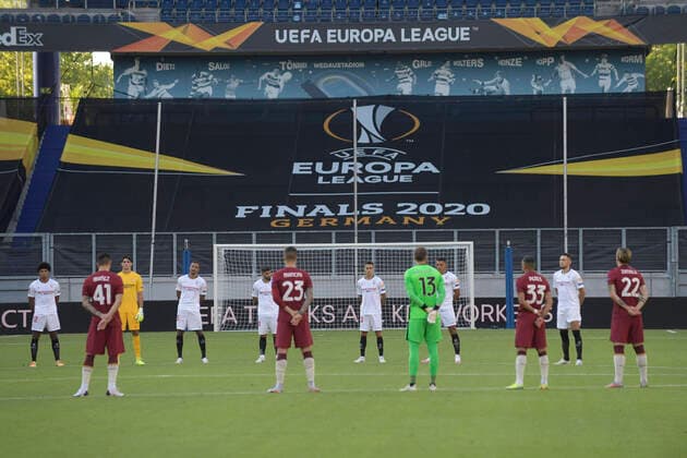 Bilder des Jahres 2020, Sport 08 August Sport Themen der Woche KW32 Fussball Europa League FC Sevilla - AS Rom Die Spieler stehen zu einer Gedenkminute fuer die Corona-Opfer am Mittelkreis, Feature, Symbolfoto, Randmotiv, Fussball Europa League, Achtelfinale, FC Sevilla (SEV) - AS Rom, am 06.08.2020 in Duisburg Deutschland. Foto: AnkeWaelischmiller Sven Simon Pool Sven Simon Fotoagentur GmbH & Co. Pressefoto KG Prinzess-Luise-Str. UEFA regulations prohibit any use of photographs as image sequences and or quasi-video Duisburg Schauinsland-Reisen-Arena Nordrhein Westfalen DEU, Deutschland, Germany *** Soccer Europa League FC Sevilla AS Rome The players stand in a minutes silence for the Corona victims at the center circle, Feature, symbolic photo, border motif, soccer Europa League, Round of 16, FC Sevilla SEV AS Rome, on 06 08 2020 in Duisburg Germany Photo AnkeWaelischmiller Sven Simon Pool Sven Simon Fotoagentur GmbH Co Pressefoto KG Prinzess Luise Str UEFA regulations prohibit any use of photographs as image sequences and or quasi video Duisburg Schauinsland Reisen Arena Nordrhein Westfalen DEU, Germany, Germany Poolfoto SVEN SIMON Waelischmiller Pool ,EDITORIAL USE ONLY