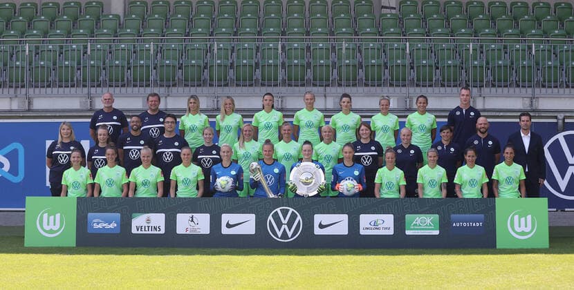 Soccer, GER, 1 BL, portrait date 2020 2021, team photo, VfL Wolfsburg, flyer alert Bundesliga, women, womens hi row from left Klaus Voss coach, Joerg Schmidt coach Lena Goessling, Kathrin Hendrich, Ingrid Engen, Fridolina Rolfoe, Dominique Janssen, Zsanett Jakabfi, Lena Oberdorf, Eike Herding Goalkeeping Coach Middle Row from Ewa Gehring Sturm Physio , Fee Maresa Mueller Physio , Omar Rueppel Head of Physio , Sebastian Kunz Team Doctor , Dr Agnes Schneider Team physician , Pauline Bremer, Alexandra Popp, Pernille Harder, Donna Newberry Videoanalyst , Theresa Merk Co-Trainer , Ariane Hingst Co-Trainer , Stephan Lerch Chief Trainer , Ralf Kellermann Sports Director Front row from l Joelle Wedemeyer, Felicitas Rauch, Pia Sophie Wolter, Ewa Pajor, Katazyna Kiedrzynek, Friederike Abt, Almuth Schult, Julia Kassen, Svenja Huth, Anna Blaesse, Lara Dickenmann, Sara Doorsoun