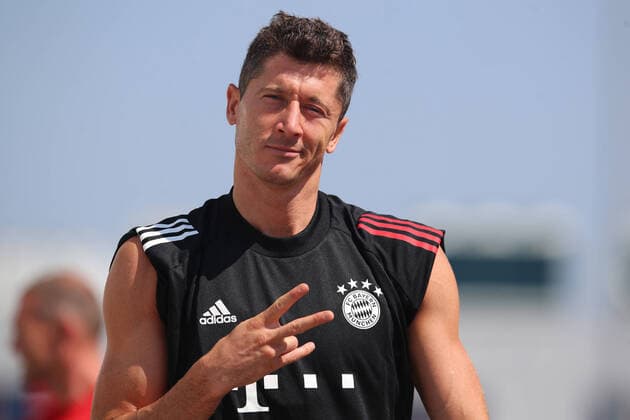 FC Bayern Muenchen Training And Press Conference MUNICH, GERMANY AUGUST 07 Robert Lewandowski arrives for a Bayern Muenchen training session ahead of their UEFA Champions League round of 16 second leg match against Chelsea FC at Saebener Strasse training ground on August 07, 2020 in Munich, Germany Photo by M Donato FC Bayern Photo by M Donato FC Bayern Munich Saebener Strasse training ground Bavaria Germany Poolfoto FC Bayern ,EDITORIAL USE ONLY