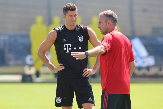FC Bayern Muenchen Training And Press Conference MUNICH, GERMANY AUGUST 07 Head coach Hansi Flick talks to Robert Lewandowski during a Bayern Muenchen training session ahead of their UEFA Champions League round of 16 second leg match against Chelsea FC at Saebener Strasse training ground on August 07, 2020 in Munich, Germany Photo by M Donato FC Bayern Photo by M Donato FC Bayern Munich Saebener Strasse training ground Bavaria Germany Poolfoto FC Bayern ,EDITORIAL USE ONLY