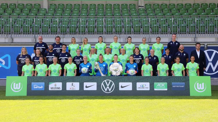 VfL Womens Photo Session Wolfsburg, Germany 07 08 2020, FUSSBALL VfL Wolfsburg, Flyeralarm Frauen Bundesliga, Season 2020 21 Photo Session, Top row from left Klaus Voß Supervisor , Jörg Schmidt Supervisor , Lena Goeßling, Kathrin Hendrich, Ingrid Engen, Fridolina Rolfö, Dominique Janssen, Zsanett Jakabfi, Lena Oberdorf, goalkeeper coach Eike Herding middle row from left Physiotherapist Ewa Gehring Sturm, physiotherapist Fee Maresa Müller, head physiotherapist Omar Rüppel, team doctor Sebastian Kunz, Team physician Dr Agnes Schneider, Pauline Bremer, Alexandra Popp, Pernille Harder, video analyst Donna Newberry, co-trainer Theresa Merk, co-trainer Ariane Hingst, head coach Stephan Lerch, sports director Ralf Kellermann Front row from Marie Joelle Wedemeyer, Felicitas Rauch, Pia Sophie Wolter, Ewa Pajor, goalkeeper Katarzyna Kiedrzynek, goalkeeper Friederike Abt, goalkeeper Almuth Schult, goalkeeper Julia Kassen, Svenja Huth, Anna Blässe, Lara Dickenmann, Sara Doorsoun Wolfsburg