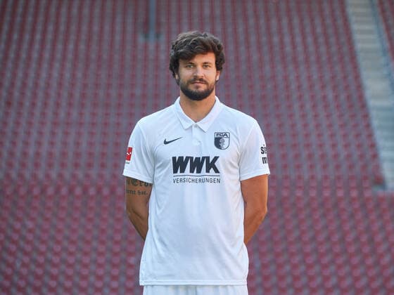 Tobias Strobl, FC Augsburg 1907 1 BL, portrait date 2020 2021,