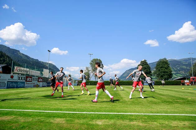 SOCCER - RBS vs Nice, test match ZELL AM SEE,AUSTRIA,08.AUG.20 - SOCCER - tipico Bundesliga, Ligue 1, Red Bull Salzburg vs OGC Nice, test match. Image shows Dominik Szoboszlai (RBS), Masaya Okugawa (RBS) and Rasmus Kristensen (RBS) during warm-up. GEPAxpictures xJasminxWalter