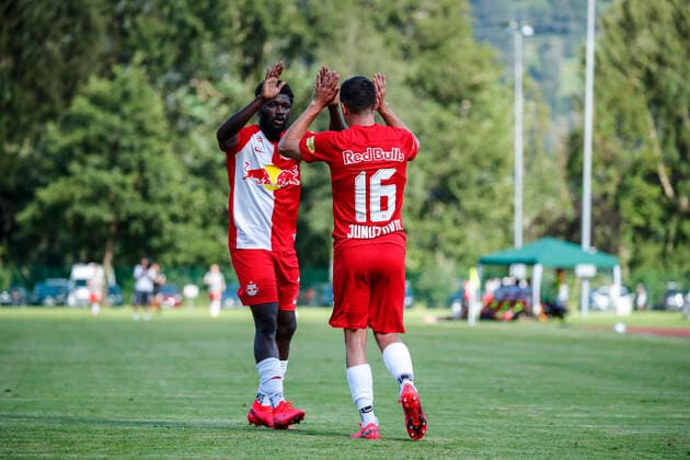SOCCER - RBS vs Nice, test match ZELL AM SEE,AUSTRIA,08.AUG.20 - SOCCER - tipico Bundesliga, Ligue 1, Red Bull Salzburg vs OGC Nice, test match. Image shows the rejoicing of Sekou Koita (RBS) and Zlatko Junuzovic (RBS). GEPAxpictures xJasminxWalter