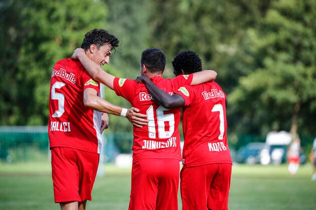 SOCCER - RBS vs Nice, test match ZELL AM SEE,AUSTRIA,08.AUG.20 - SOCCER - tipico Bundesliga, Ligue 1, Red Bull Salzburg vs OGC Nice, test match. Image shows the rejoicing of Albert Vallci (RBS), Zlatko Junuzovic (RBS) an dSekou Koita (RBS). GEPAxpictures xJasminxWalter