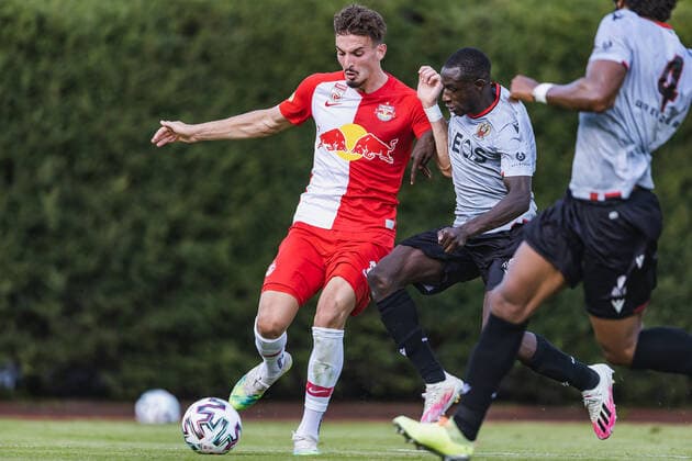 08 08 2020, Alois Latini Stadium, Zell am See, AUT, Test match, FC Red Bull Salzburg vs OGC Nice, in the picture Mergim Berisha FC Red Bull Salzburg , Hassane Kamara OGC Nice during the Friendly Football Match between FC Red Bull Salzburg and OGC Nice at the Alois Latini Stadium, Zell am See, Austria on 2020 08 08 Zell am See  EP_fei